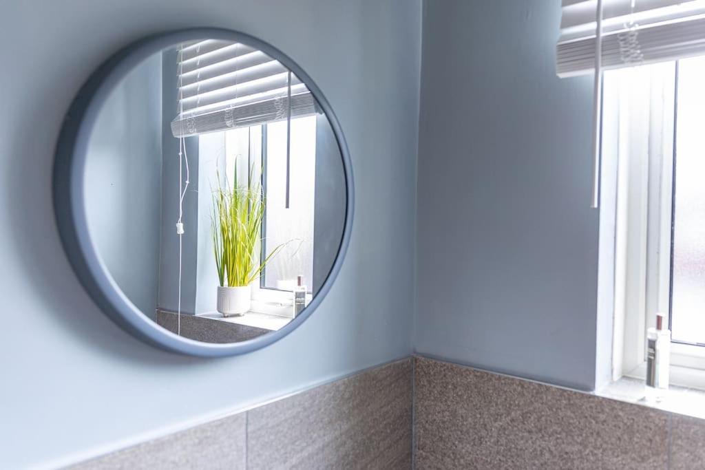 Glasswing Stays Liquorice Lodge Castleford Ngoại thất bức ảnh